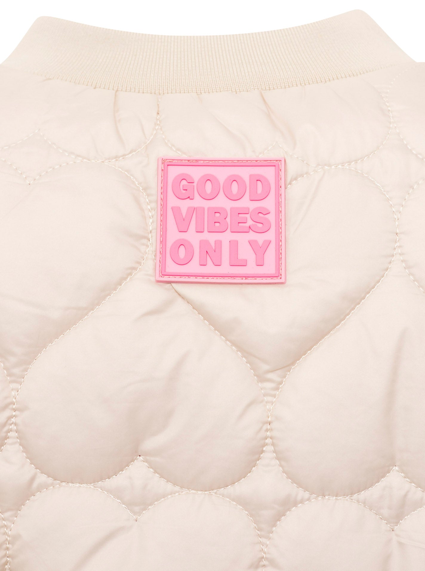 Zwillingsherz Stepp-Bomberjacke Be Happy in Hellbeige, Detailansicht vom Good Vibes Only Logo