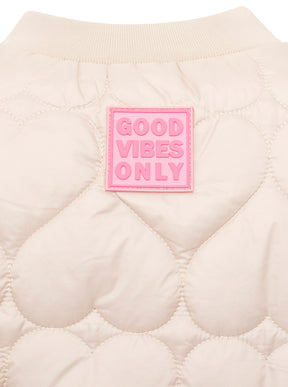 Zwillingsherz Stepp-Bomberjacke Be Happy in Hellbeige, Detailansicht vom Good Vibes Only Logo