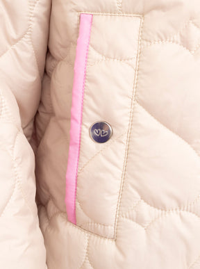 Zwillingsherz Stepp-Bomberjacke Be Happy in Hellbeige, Detailansicht der Tasche mit Herz-Steppung und pinken Akzenten