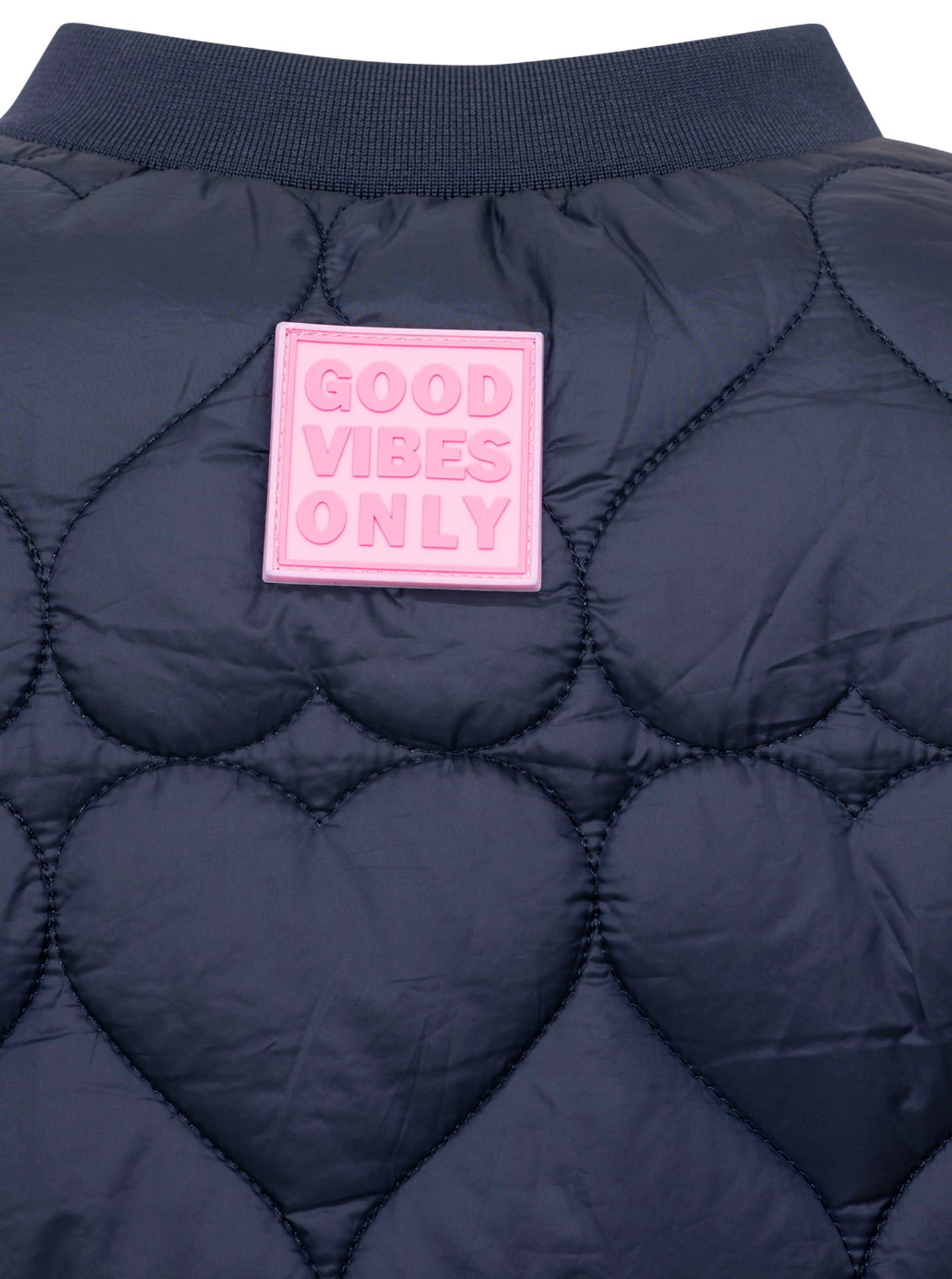 Zwillingsherz Stepp-Bomberjacke Be Happy in Marine, Detailansicht vom Good Vibes Only Logo