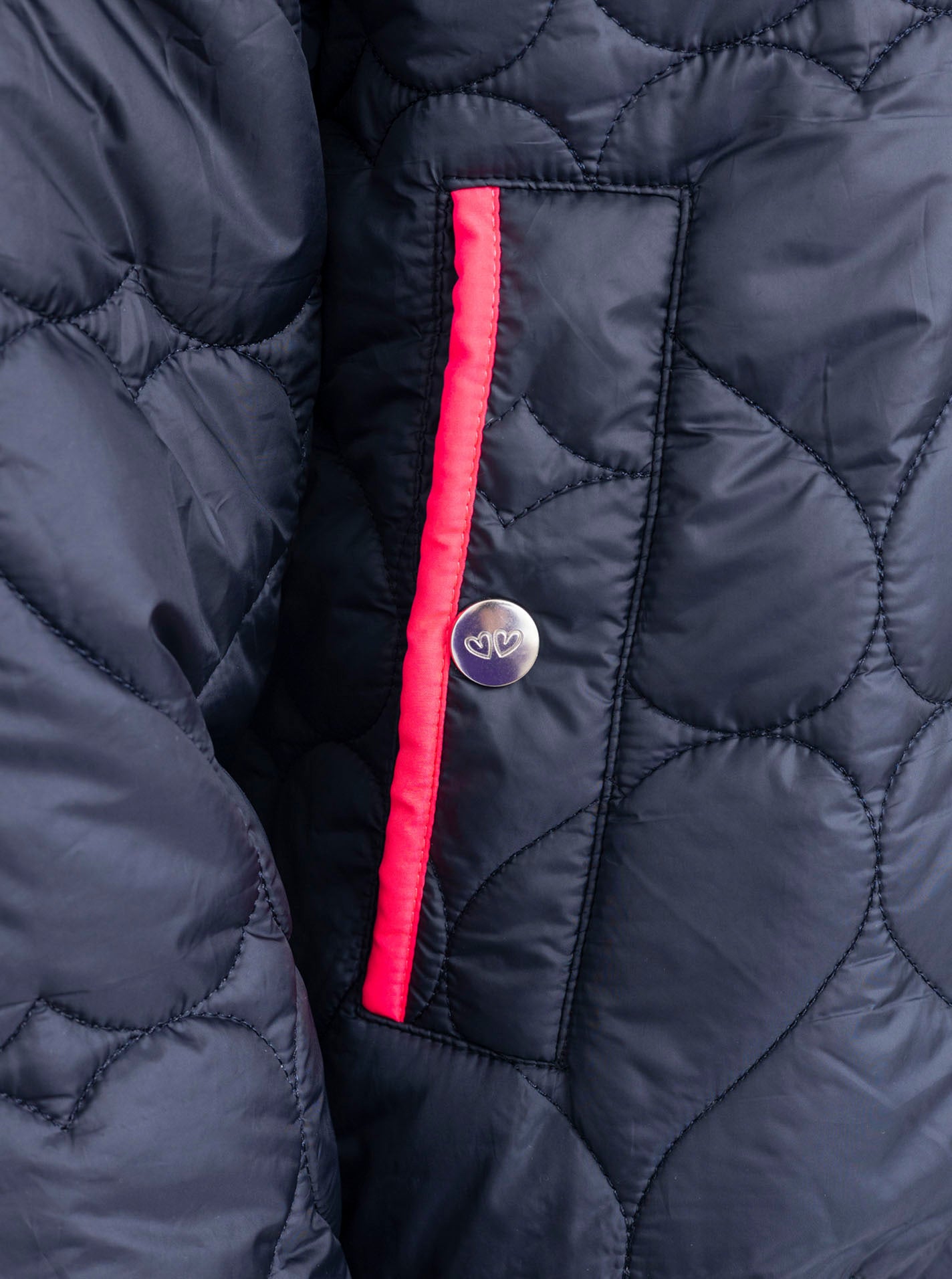 Zwillingsherz Stepp-Bomberjacke Be Happy in Marine, Detailansicht der Tasche mit Herz-Steppmuster und Kontrastdetails