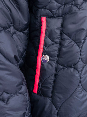 Zwillingsherz Stepp-Bomberjacke Be Happy in Marine, Detailansicht der Tasche mit Herz-Steppmuster und Kontrastdetails