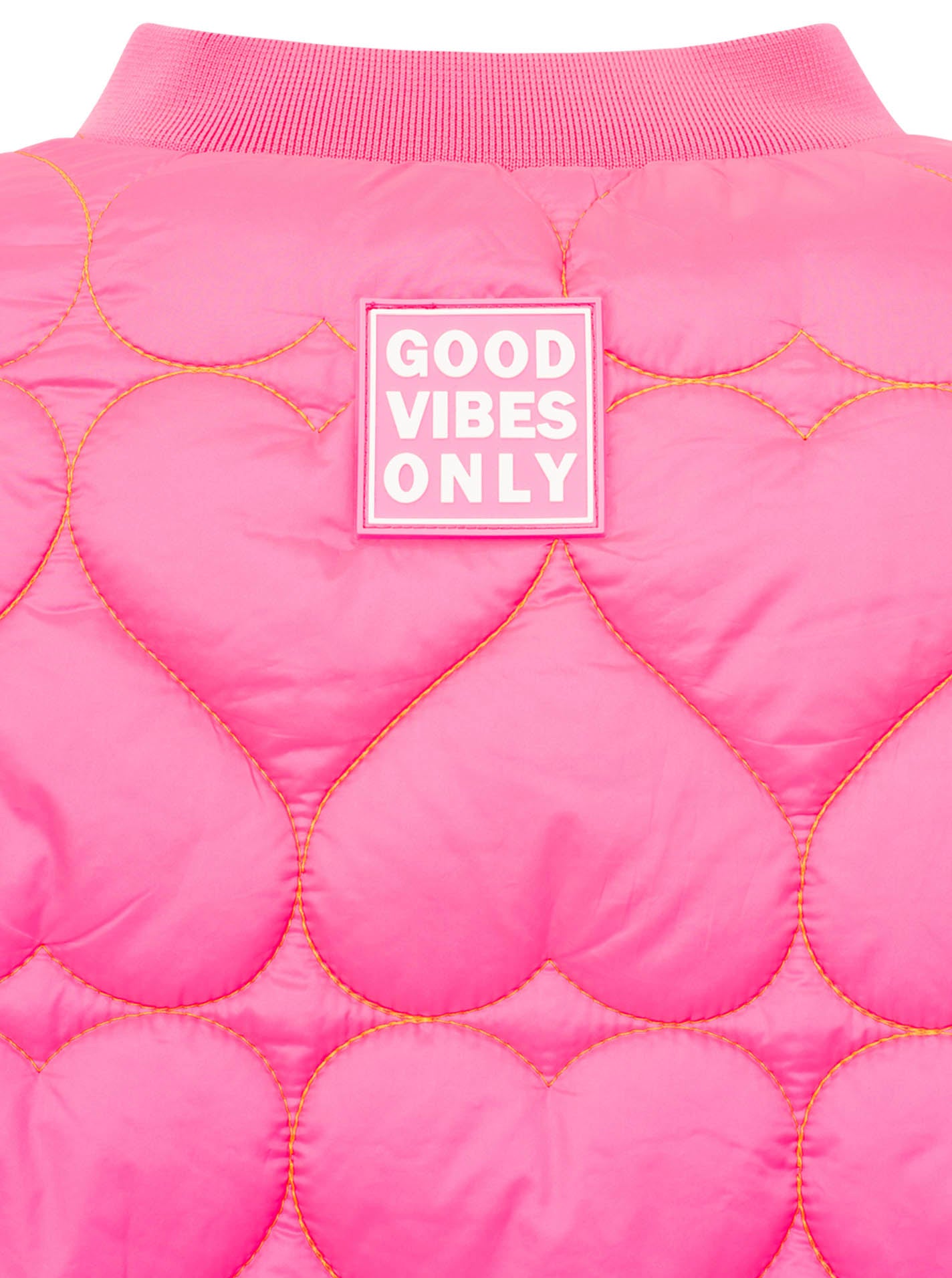 Zwillingsherz Stepp-Bomberjacke Be Happy in Neonpink, Detailansicht vom Good Vibes Only Logo
