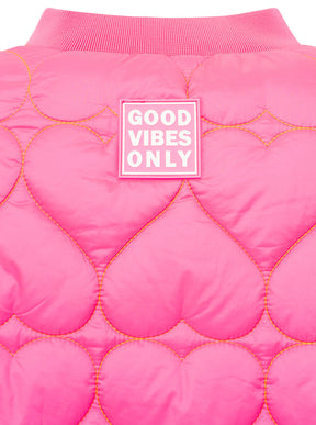 Zwillingsherz Stepp-Bomberjacke Be Happy in Neonpink, Detailansicht vom Good Vibes Only Logo