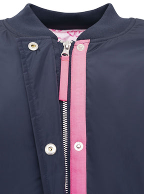 Zwillingsherz Bomberjacke Happy in Dunkelblau, Kragenansicht mit Rippbündchen und sportivem Detail