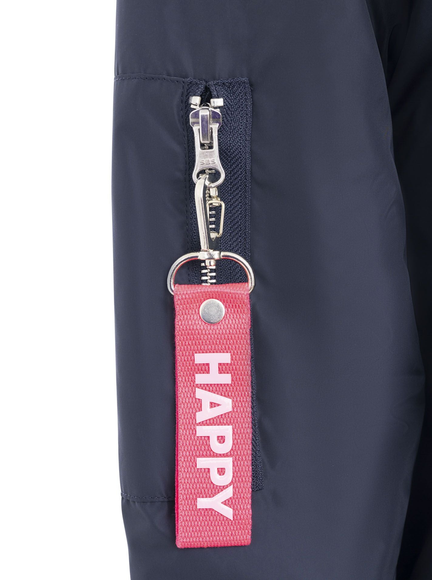 Zwillingsherz Bomberjacke Happy in Dunkelblau, Detailansicht der Tasche mit Druckknopfleiste im sportiven Stil