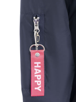 Zwillingsherz Bomberjacke Happy in Dunkelblau, Detailansicht der Tasche mit Druckknopfleiste im sportiven Stil