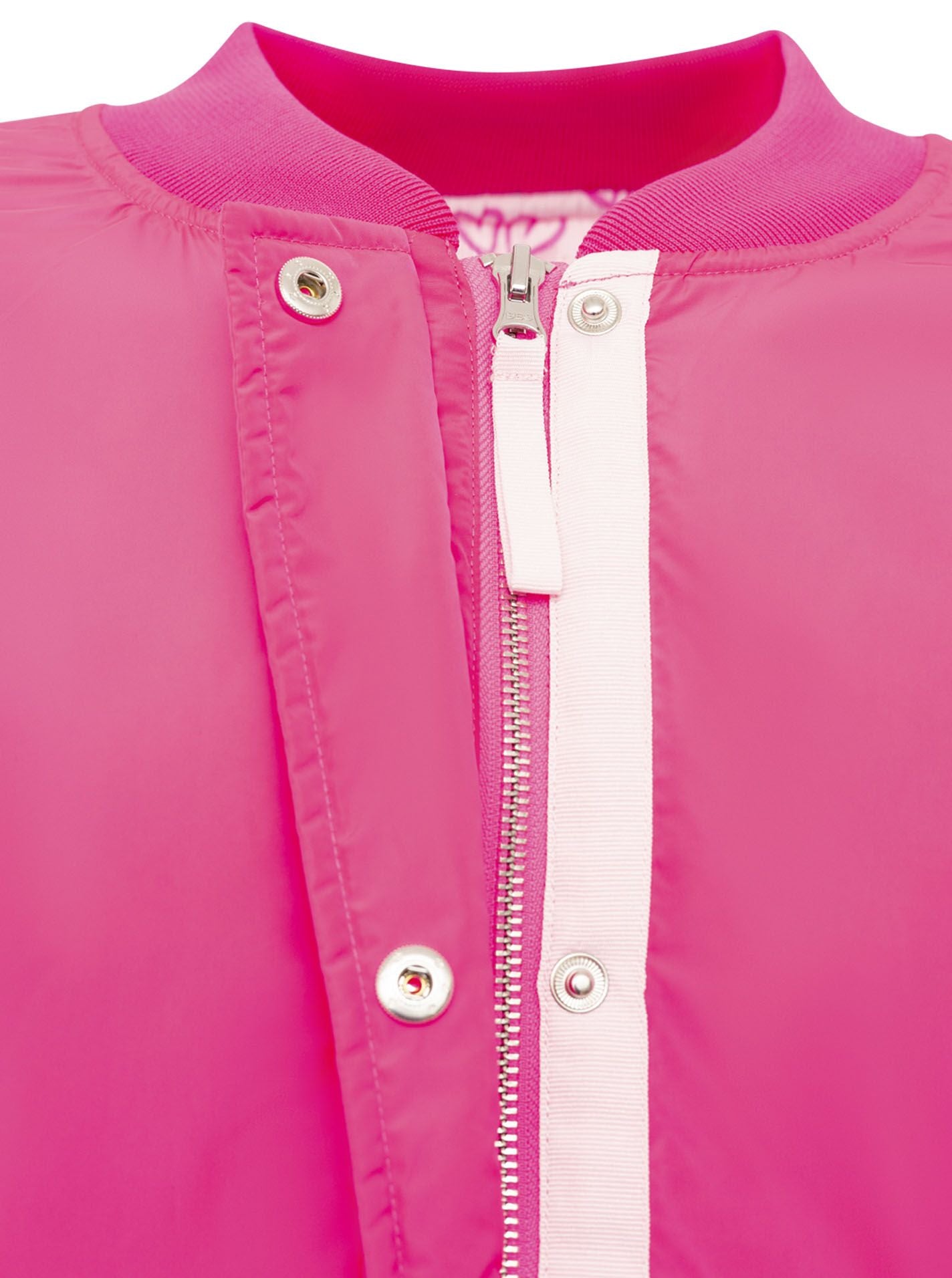 Zwillingsherz Bomberjacke Happy in Neonpink, Kragenansicht mit Rippbündchen und sportivem Detail