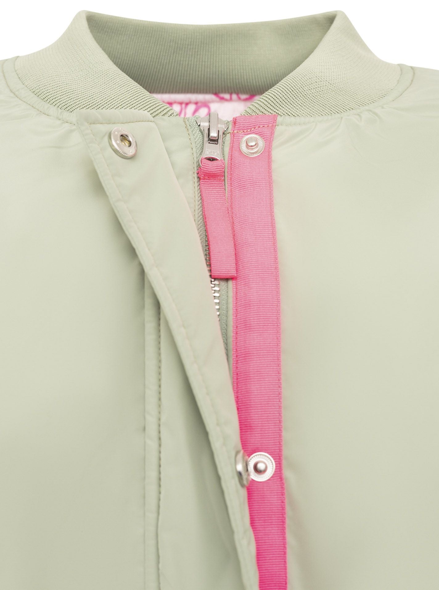 Zwillingsherz Bomberjacke Happy in Salbei, Kragenansicht mit Rippbündchen und sportivem Detail