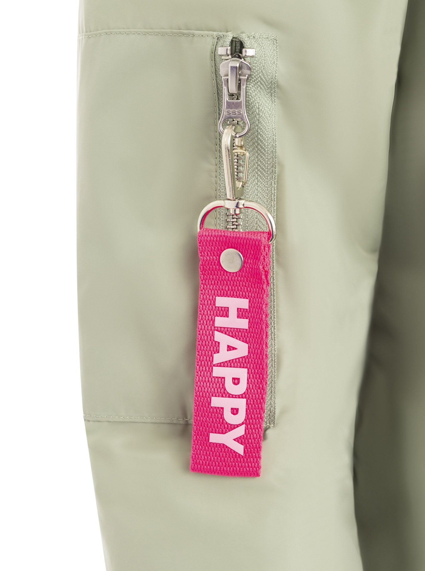 Zwillingsherz Bomberjacke Happy in Salbei, Detailansicht der Tasche mit Druckknopfleiste im sportiven Stil