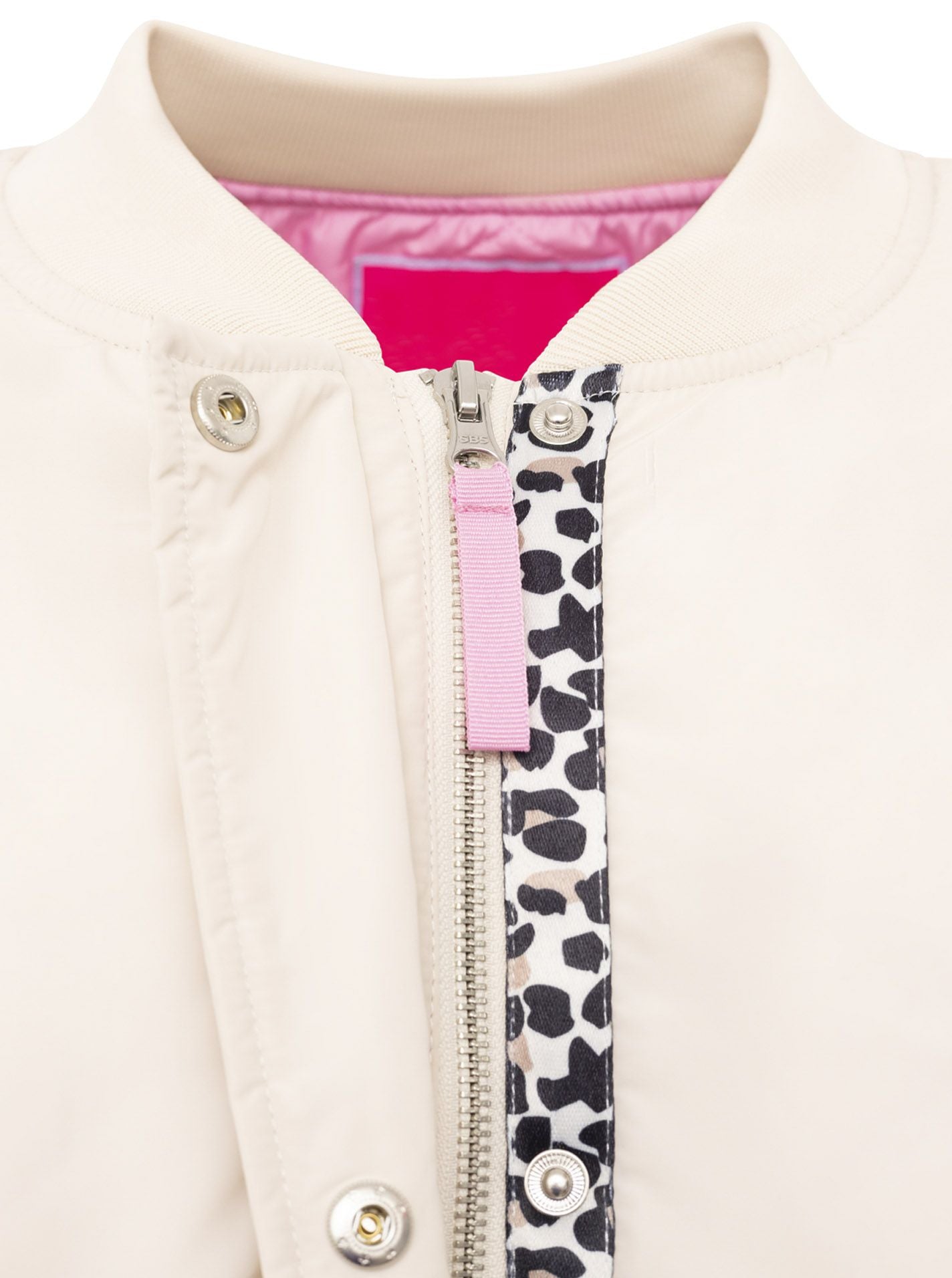 Zwillingsherz Bomberjacke Wild at Heart in Hellbeige, Kragenansicht mit Leo-Detail am Reißverschluss