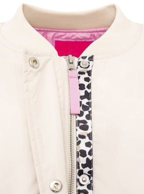 Zwillingsherz Bomberjacke Wild at Heart in Hellbeige, Kragenansicht mit Leo-Detail am Reißverschluss