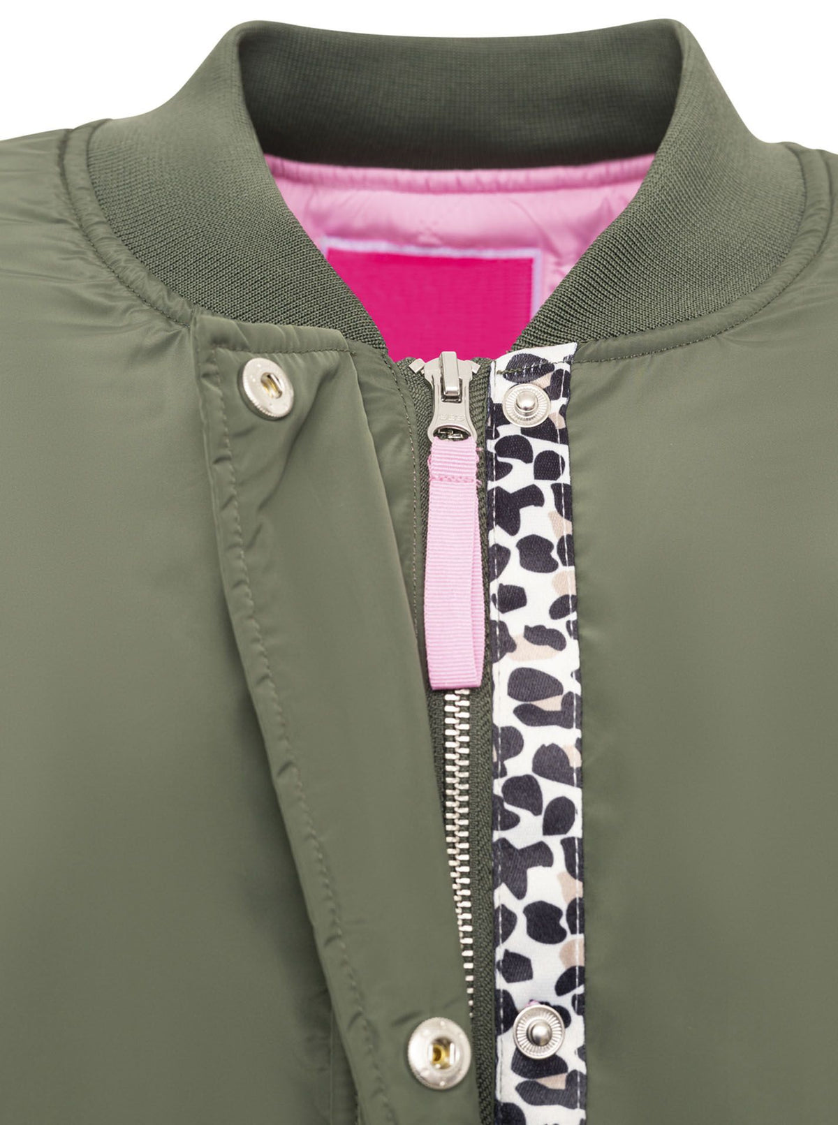 Zwillingsherz Bomberjacke Wild at Heart in Hellbeige, Kragenansicht mit Leo-Detail am Reißverschluss
