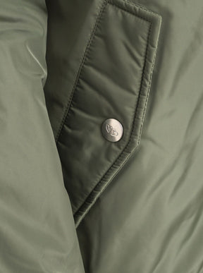Zwillingsherz Bomberjacke Wild at Heart in Khaki, Detailansicht der Tasche mit Leo-Akzent und Druckknopfleiste