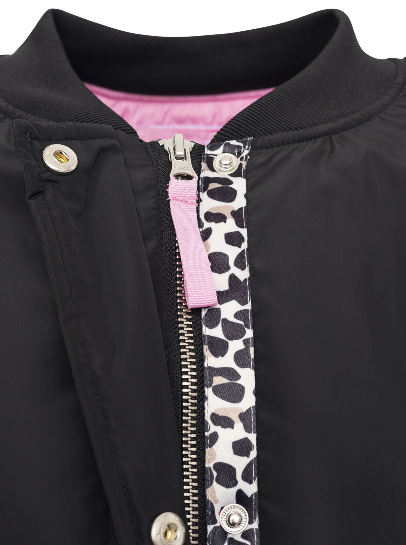 Zwillingsherz Bomberjacke Wild at Heart in Schwarz, Kragenansicht mit Leo-Detail am Reißverschluss