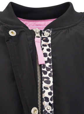 Zwillingsherz Bomberjacke Wild at Heart in Schwarz, Kragenansicht mit Leo-Detail am Reißverschluss