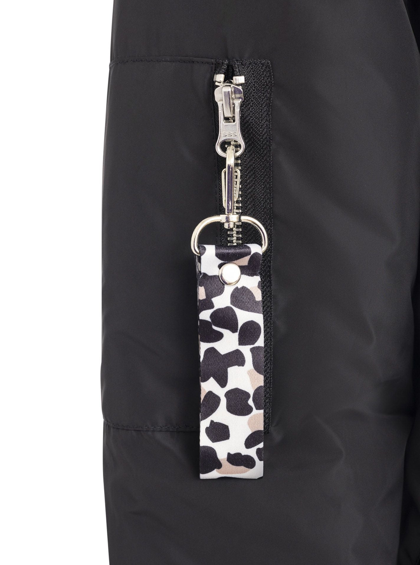 Zwillingsherz Bomberjacke Wild at Heart in Schwarz, Detailansicht der Tasche mit Leo-Akzent und Druckknopfleiste