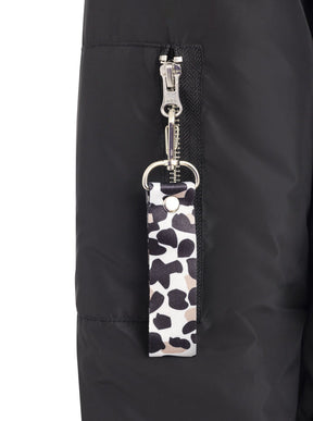 Zwillingsherz Bomberjacke Wild at Heart in Schwarz, Detailansicht der Tasche mit Leo-Akzent und Druckknopfleiste