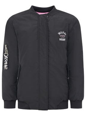 Zwillingsherz Bomberjacke Wild at Heart in Schwarz, Frontansicht mit Leo-Details am Reißverschluss und Logo-Stickerei auf der Brust