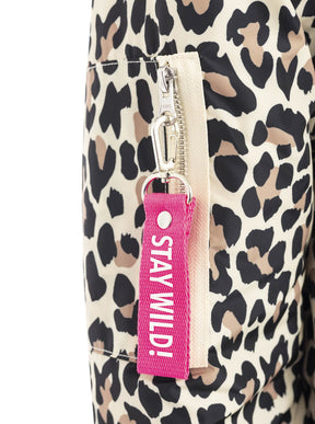 Zwillingsherz Bomberjacke Wild at Heart in Leo-Muster,  Detailansicht der Tasche mit Leo-Akzent