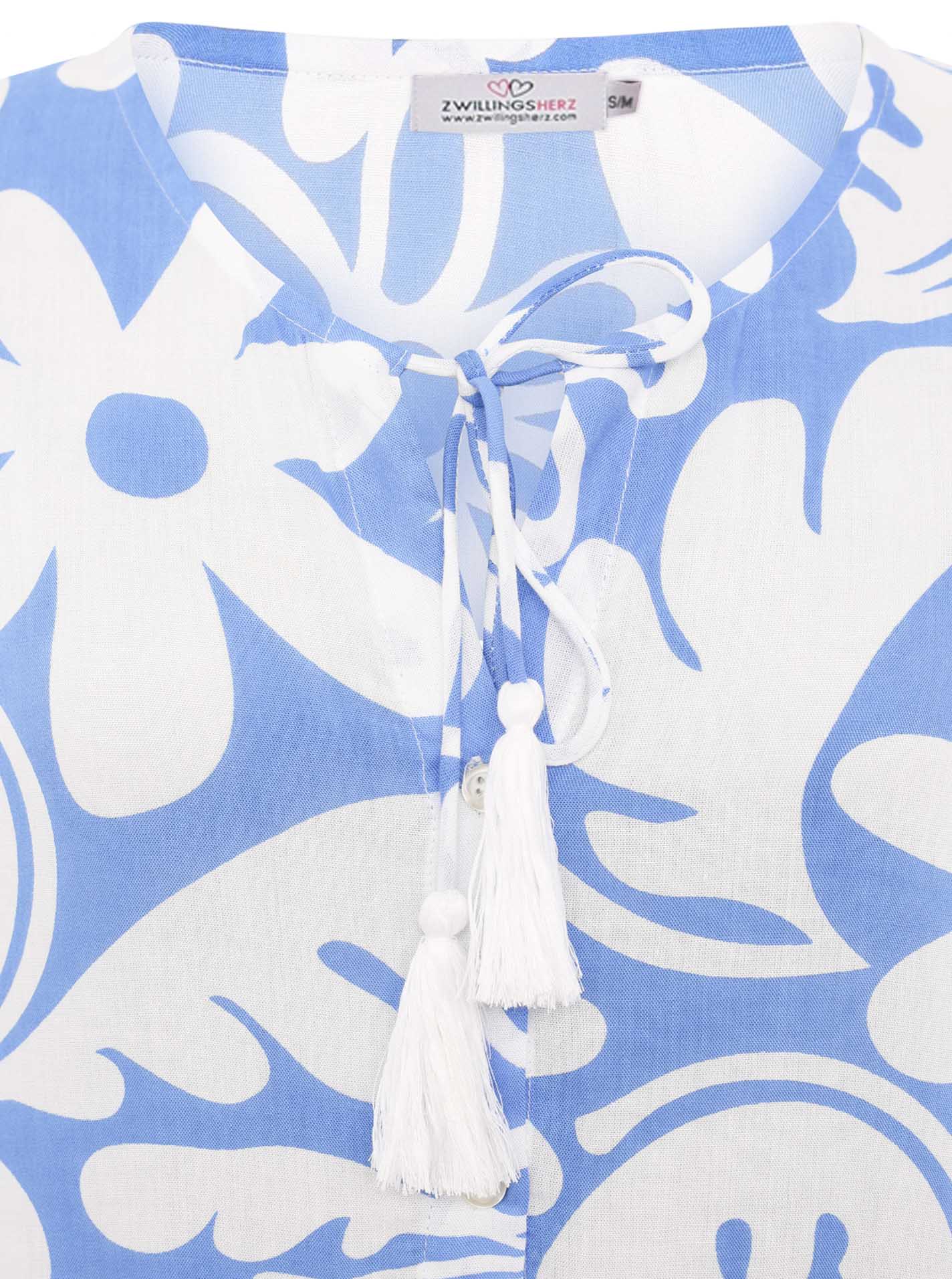 Detailansicht des Zwillingsherz Kleids Flower Paradise in Blau – florales Muster und hochwertige Stoffstruktur