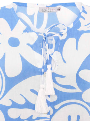 Detailansicht des Zwillingsherz Kleids Flower Paradise in Blau – florales Muster und hochwertige Stoffstruktur