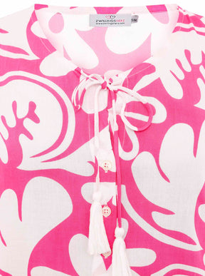 Detailansicht des Zwillingsherz Kleids Flower Paradise in Pink – zartes Blumenmuster und feine Stoffstruktur