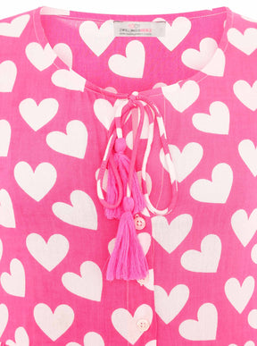 Detailansicht des Zwillingsherz Kleids Herz Classic in Pink – feines Herz-Muster und hochwertige Stoffstruktur für einen verspielten Look