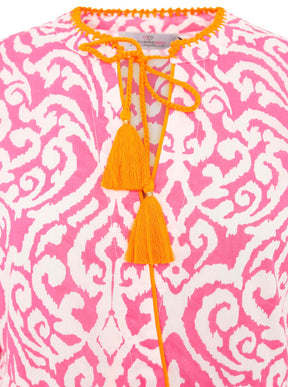 Detailansicht der Kordeln mit Tasseln am Zwillingsherz Kleid, Ornament-Muster in Pink-Orange