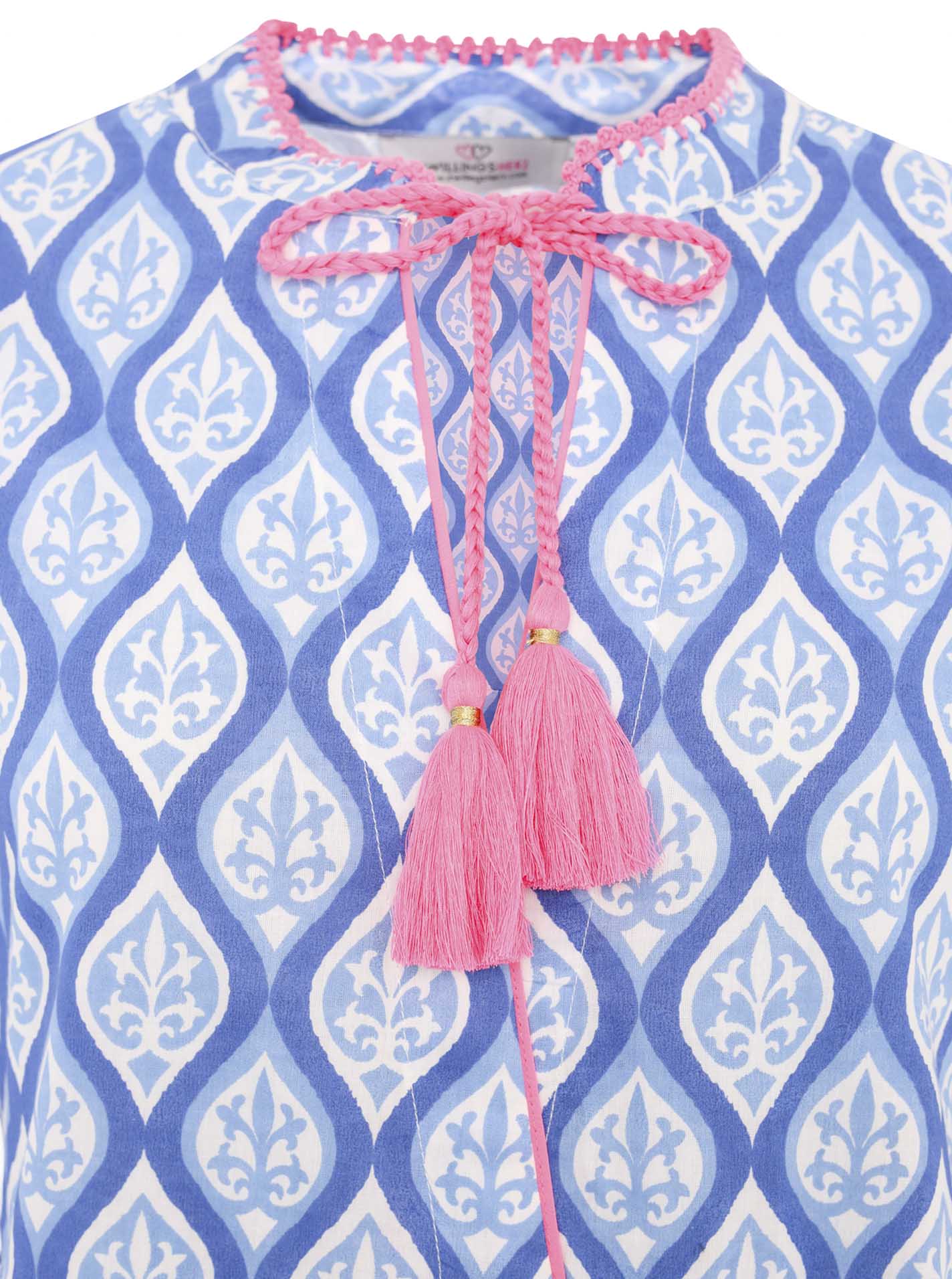 Detailansicht des Zwillingsherz Kleids mit ovalem Muster in Blau-Pink – Stoff und Muster im Fokus
