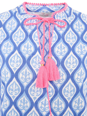 Detailansicht des Zwillingsherz Kleids mit ovalem Muster in Blau-Pink – Stoff und Muster im Fokus