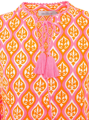 Detailansicht des Zwillingsherz Kleids mit ovalem Muster in Orange-Pink – Farbverlauf und Webstruktur