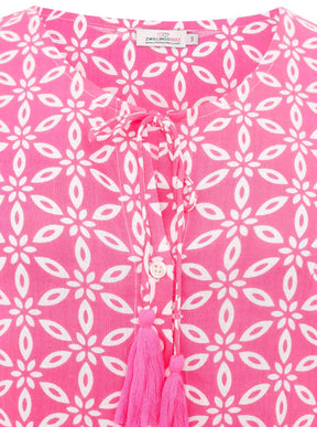 Detail des pinkfarbenen Sternenmusters und der Tasseln am Zwillingsherz Kleid ‚Stargazing‘