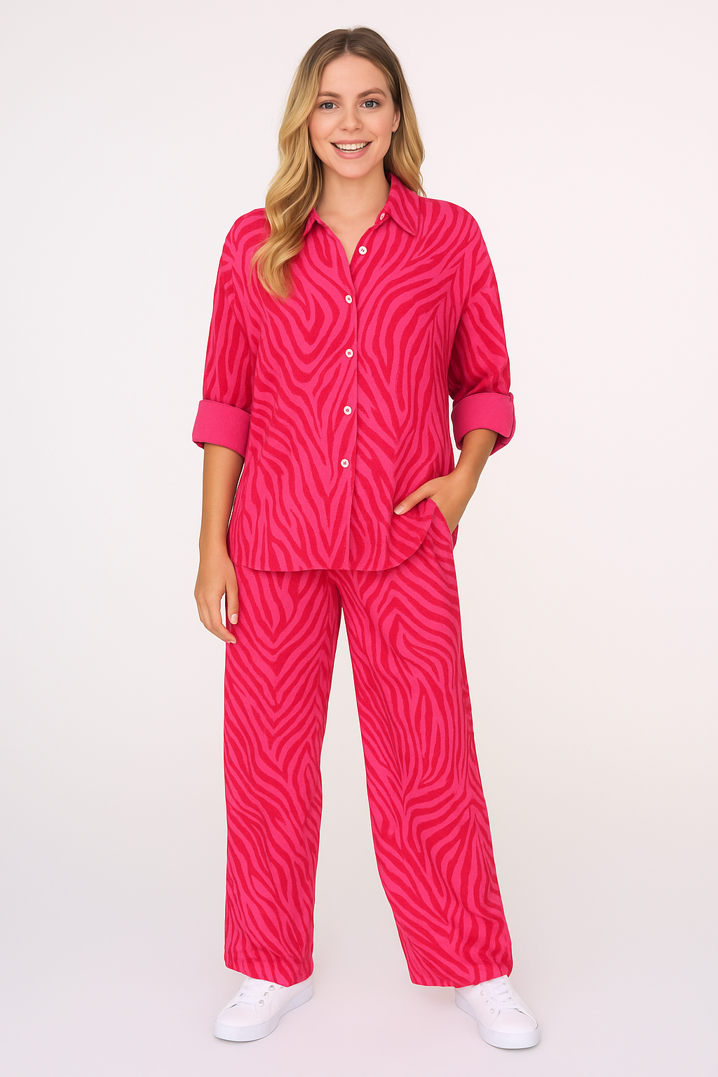 Zwillingsherz Musselin Set in Rot mit Zebramuster – Vorderansicht: Lockeres Hemd mit Knöpfen und weite Hose im Allover-Zebraprint, getragen von einem Model.