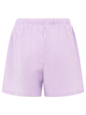 Rückansicht der Zwillingsherz Musselin-Shorts in Flieder – luftiges Design, elastischer Bund, sommerlich und bequem