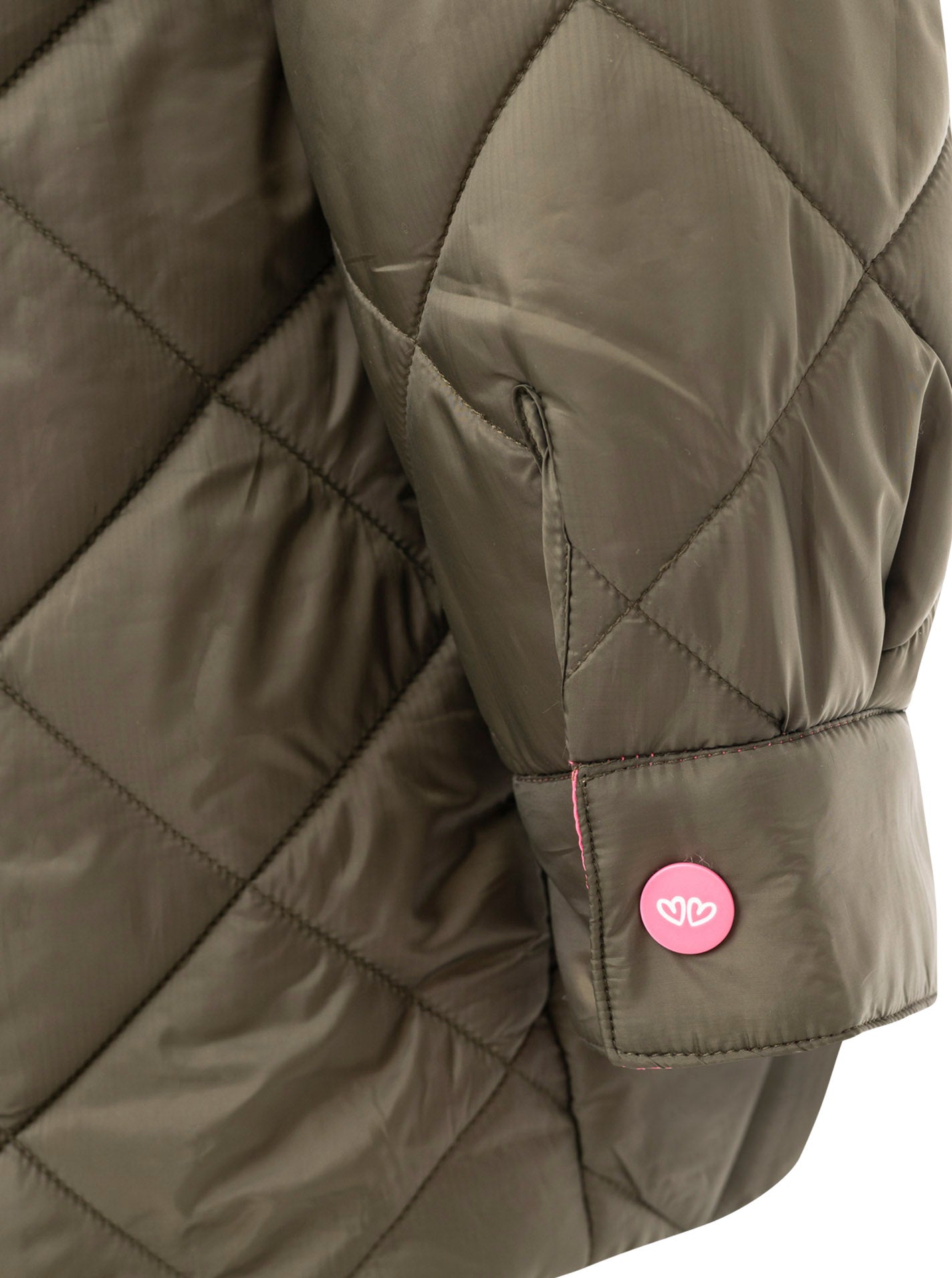 Detailansicht des Ärmels der Zwillingsherz Steppjacke in Khaki mit Steppnähten