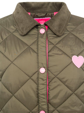 Detailansicht des Kordkragens der Zwillingsherz Steppjacke in Khaki