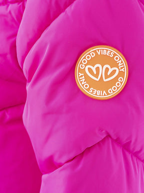 Detailansicht des Ärmels vom Zwillingsherz Steppmantel in Magenta-Orange – hochwertig verarbeitet mit sportlichem Look
