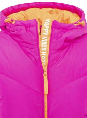 Detailansicht des Kragens vom Zwillingsherz Steppmantel in Magenta-Orange – weicher Stoff und bequeme Kapuze