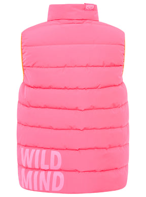 Rückansicht der Zwillingsherz Steppweste in Strandpink mit Leo-Print in Beige-Pink – stylisch und wendbar für vielseitige Looks