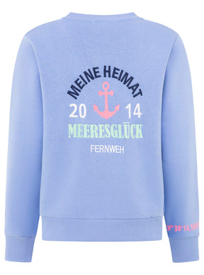 Zwillingsherz Sweatjacke "Meeresglück" mit großem Anker-Motiv in Hellblau – Rückansicht der kuscheligen Damenjacke aus weichem Sweatstoff.