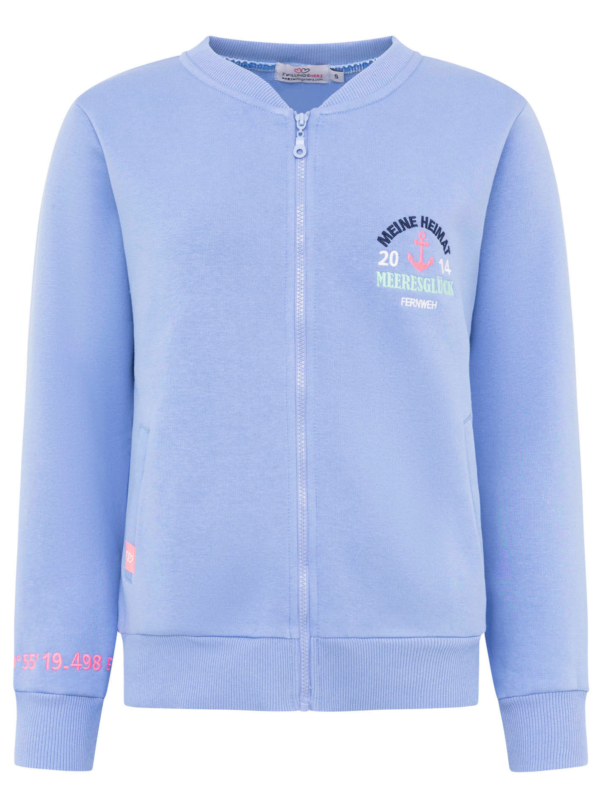 Zwillingsherz Sweatjacke "Meeresglück" mit Anker-Motiv in Hellblau – Vorderansicht der gemütlichen Damenjacke mit Reißverschluss.