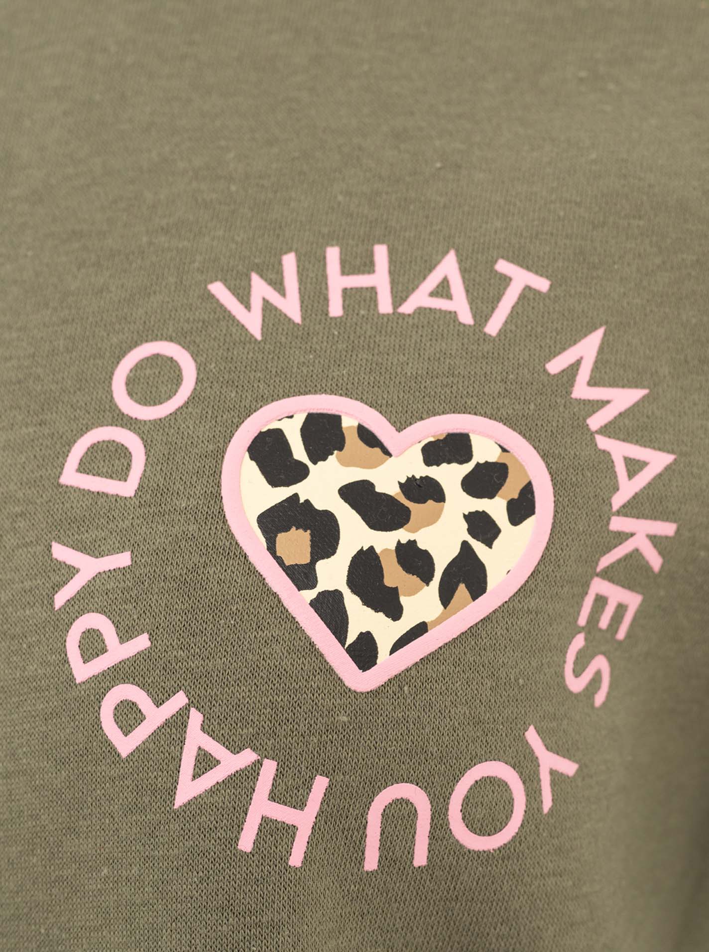 Zwillingsherz Sweatshirt Happy Leo Lettering in Khaki – Detailansicht 1