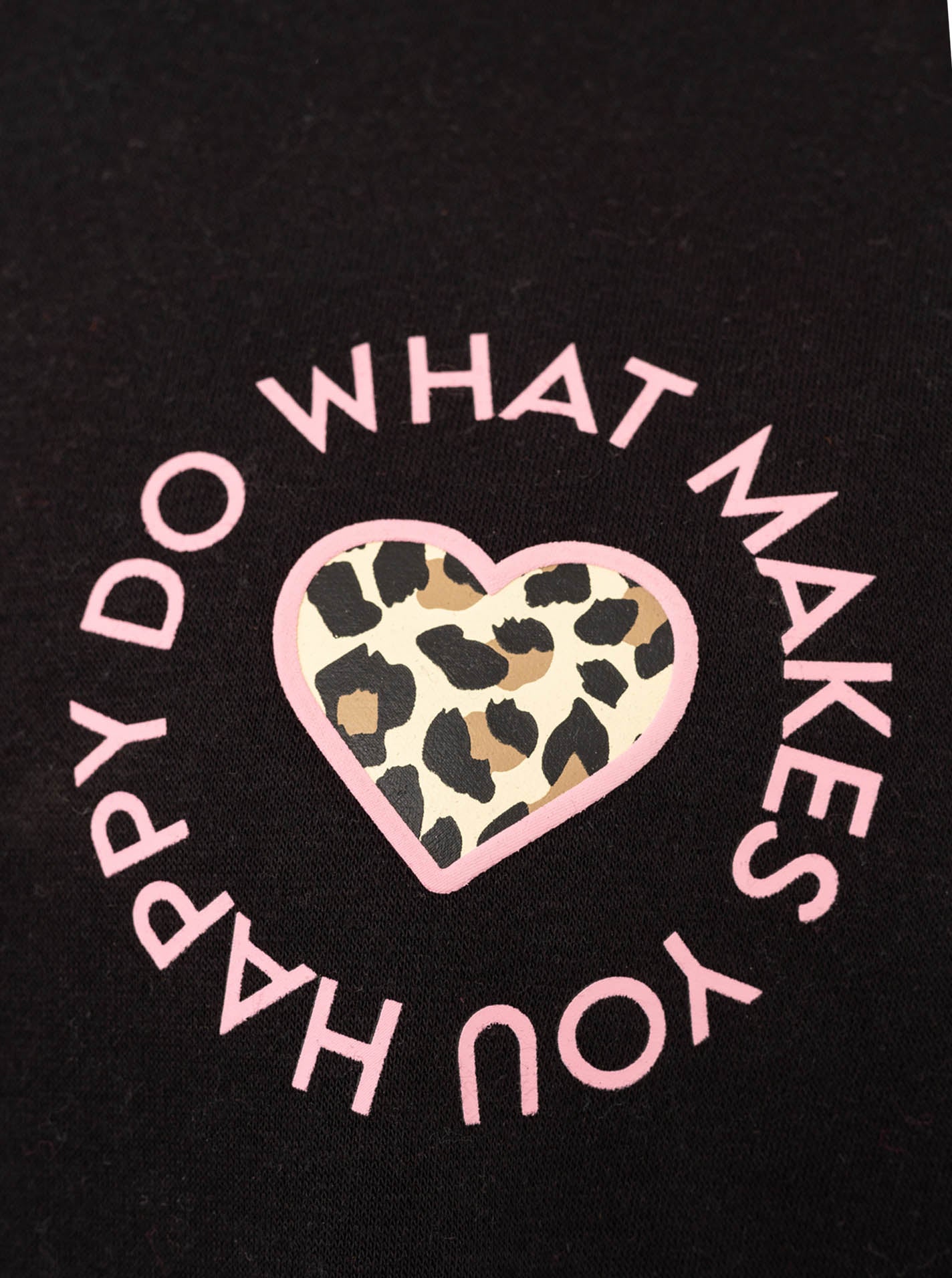 Zwillingsherz Sweatshirt Happy Leo Lettering in Schwarz – Detailansicht 2