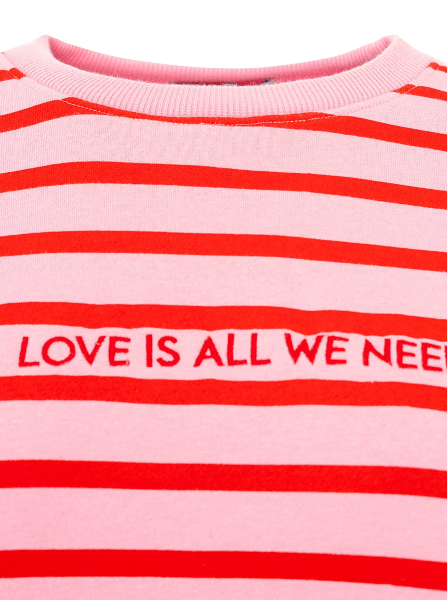 Zwillingsherz Sweatshirt Love is all we need in Rosa – Detailansicht 2