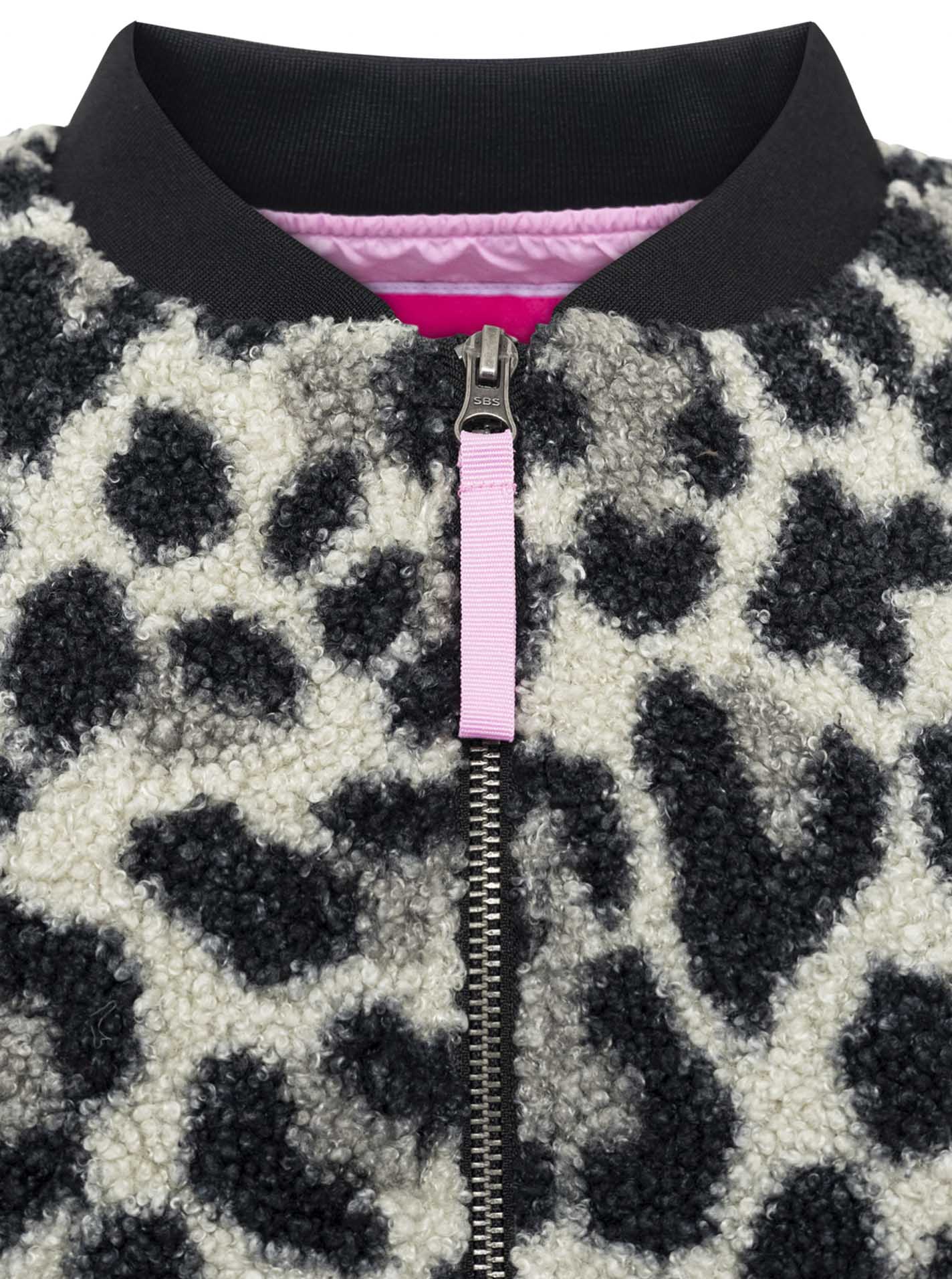 Zwillingsherz Teddy-Bomberjacke Leopard Grau/Schwarz – Kragenansicht, Teddyfell-Kragen, feines Leo-Detail.