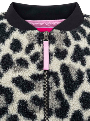 Zwillingsherz Teddy-Bomberjacke Leopard Grau/Schwarz – Kragenansicht, Teddyfell-Kragen, feines Leo-Detail.