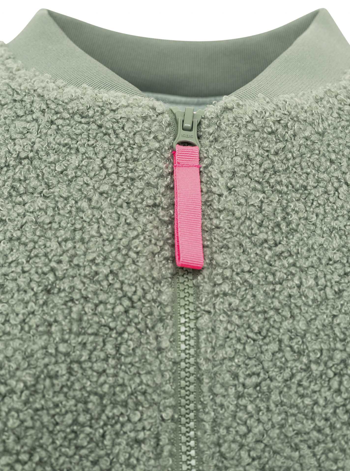 Zwillingsherz Teddy-Bomberjacke „Good Vibes“ Salbei - Kragen, weiches Teddy-Material, durchgehender Reißverschluss, seitliche Taschen.