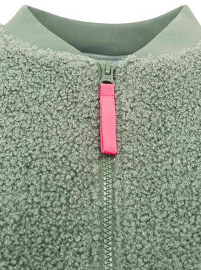 Zwillingsherz Teddy-Bomberjacke „Good Vibes“ Salbei - Kragen, weiches Teddy-Material, durchgehender Reißverschluss, seitliche Taschen.
