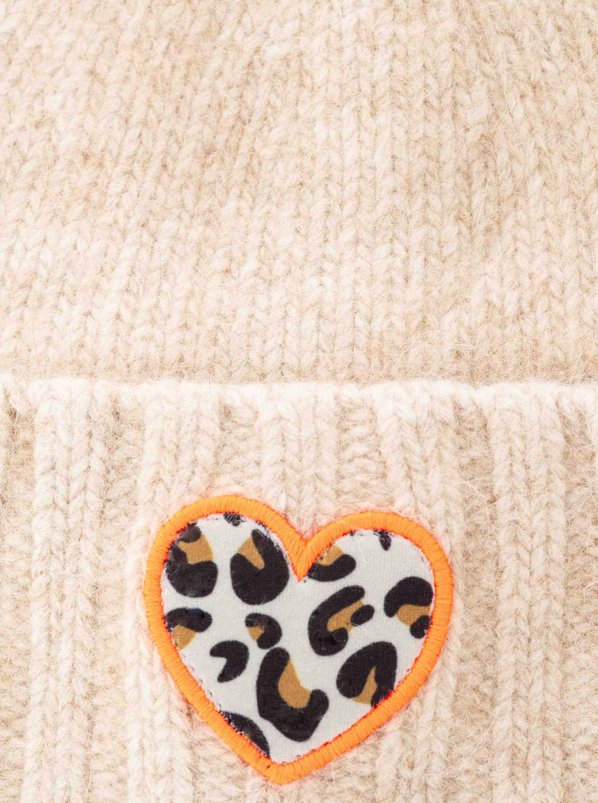Zwillingsherz Umschlagmütze mit Patch Leo Heart Beige Detailansicht Patch